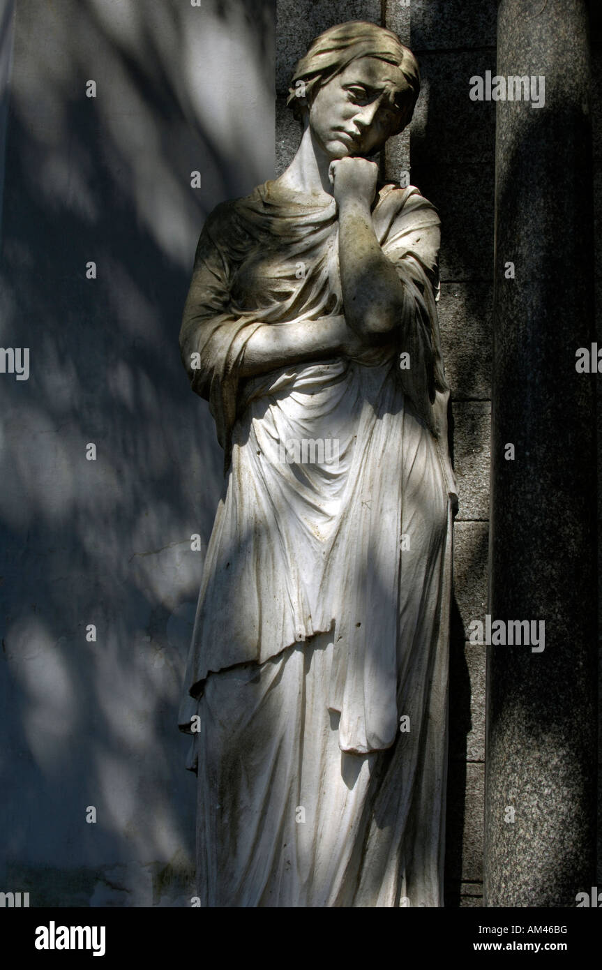 Una statua di una donna in lutto nel cimitero di Recoleta, Buenos Aires Foto Stock