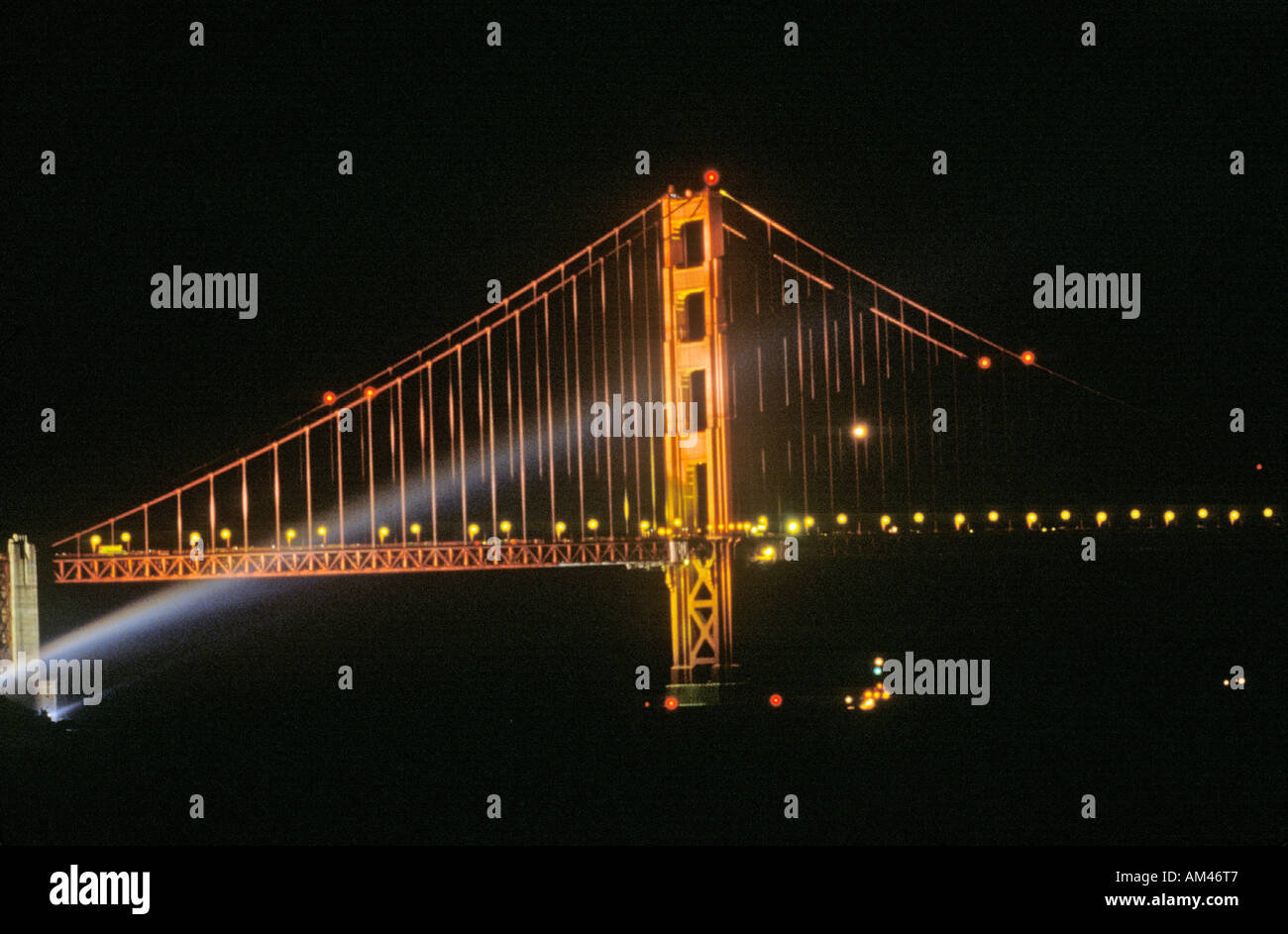 Illuminazione drammatica sul Golden Gate Bridge per il suo cinquantesimo anniversario di San Francisco in California Foto Stock