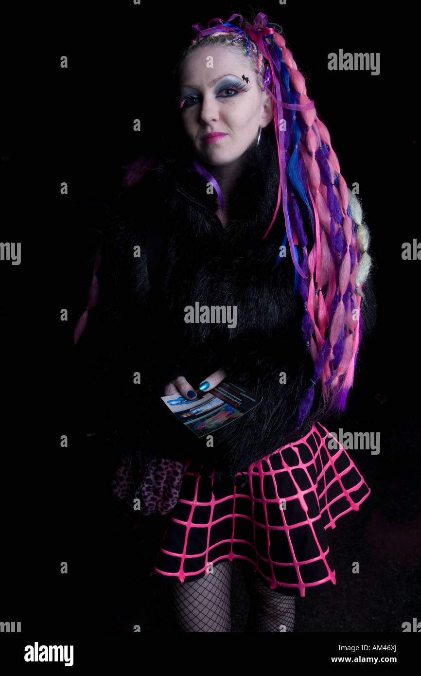 Goth donna con capelli rosa Foto Stock