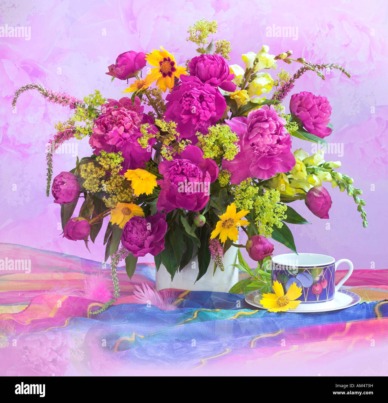 Studio disposti mazzetto rosa bouquet di fiori di primavera in un vaso su uno sfondo color pastello Foto Stock