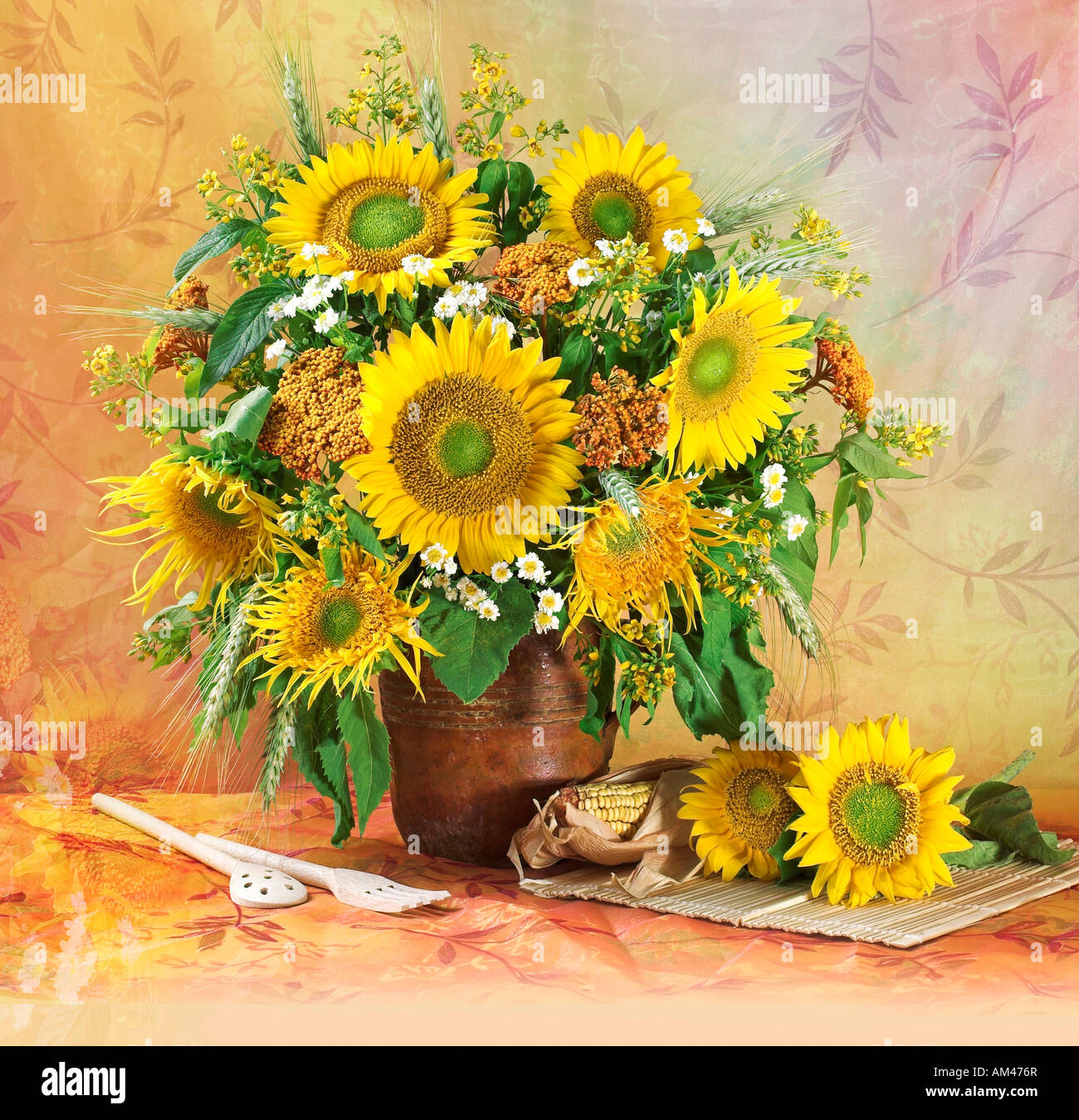 Studio disposti mazzetto rurale bouquet di giallo dei girasoli in un vaso su uno sfondo color pastello Foto Stock