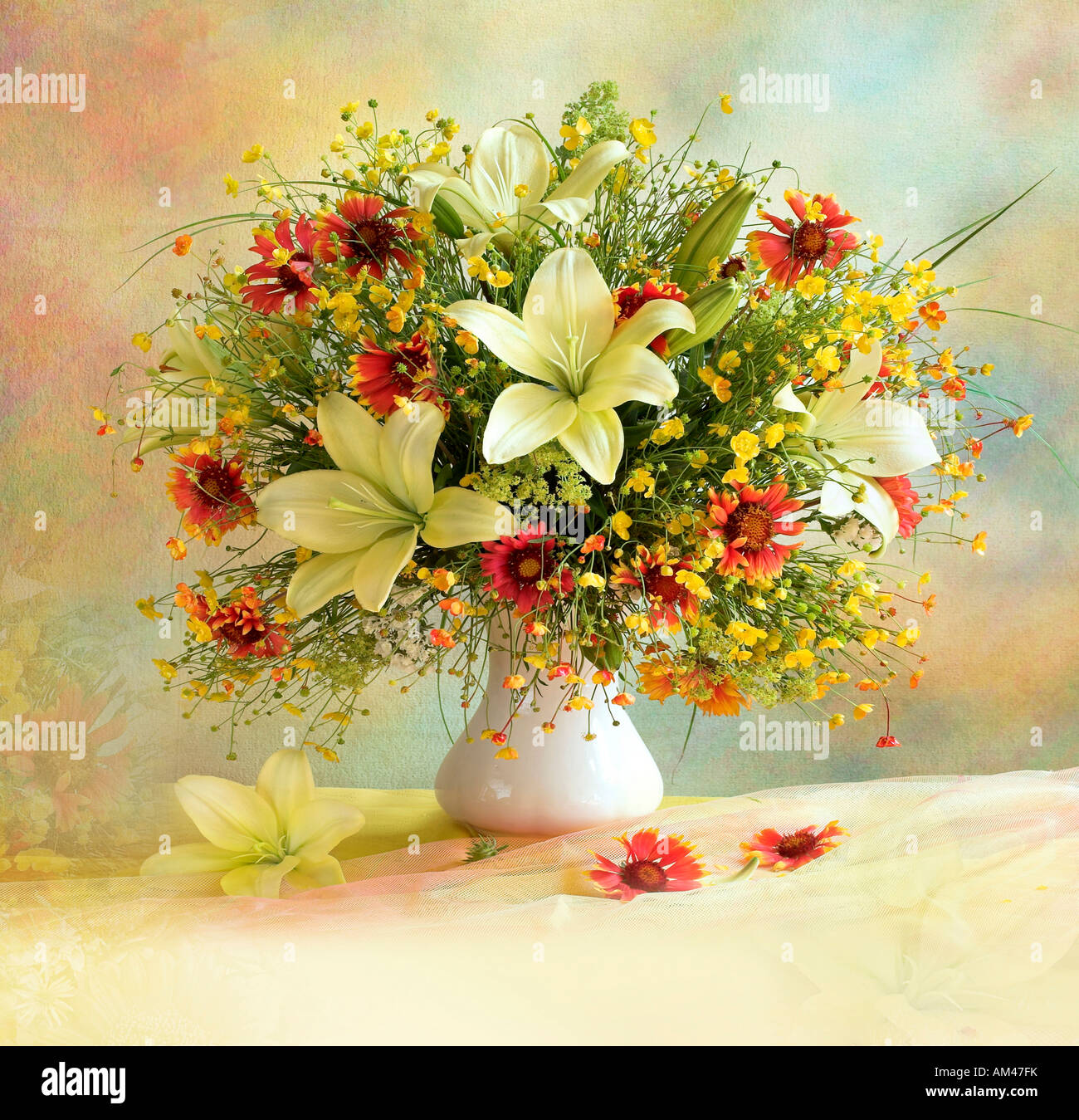 Studio disposti colorati mazzo bouquet di lily fiori in un vaso su uno sfondo color pastello Foto Stock