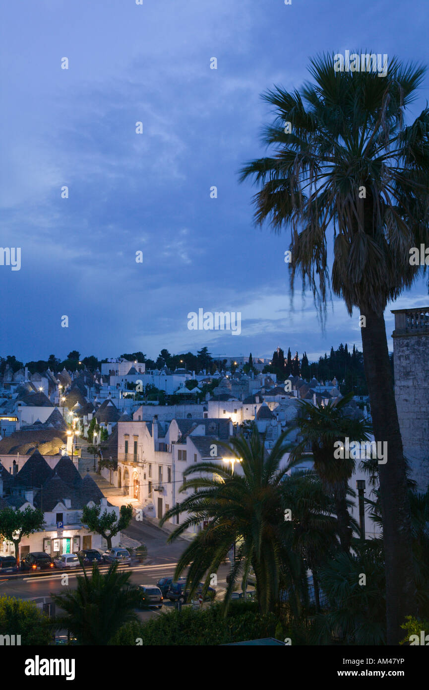 L'Italia, Puglia, Locorotondo, terra dei trulli patrimonio mondiale dell Unesco, vista di Trulli Case Foto Stock