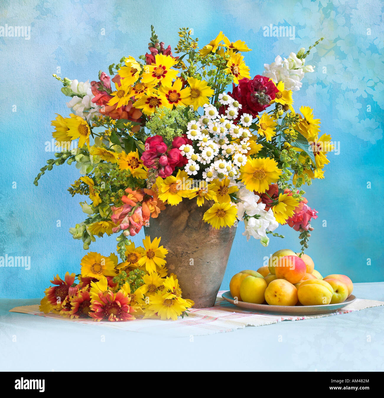 Studio disposti colorati mazzo bouquet di fiori di primavera in un vaso su uno sfondo color pastello Foto Stock