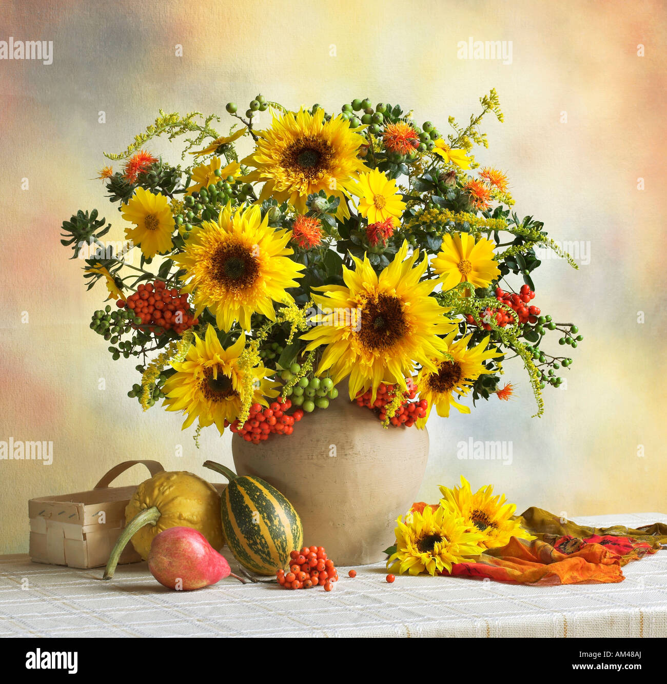 Studio disposti mazzetto bouquet di giallo dei girasoli in un vaso su uno sfondo color pastello Foto Stock