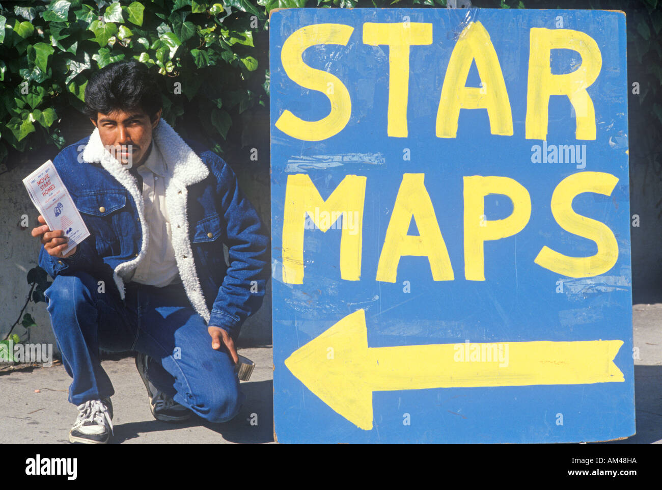 Uomo Stella vende mappe su una strada di Hollywood Los Angeles California Foto Stock