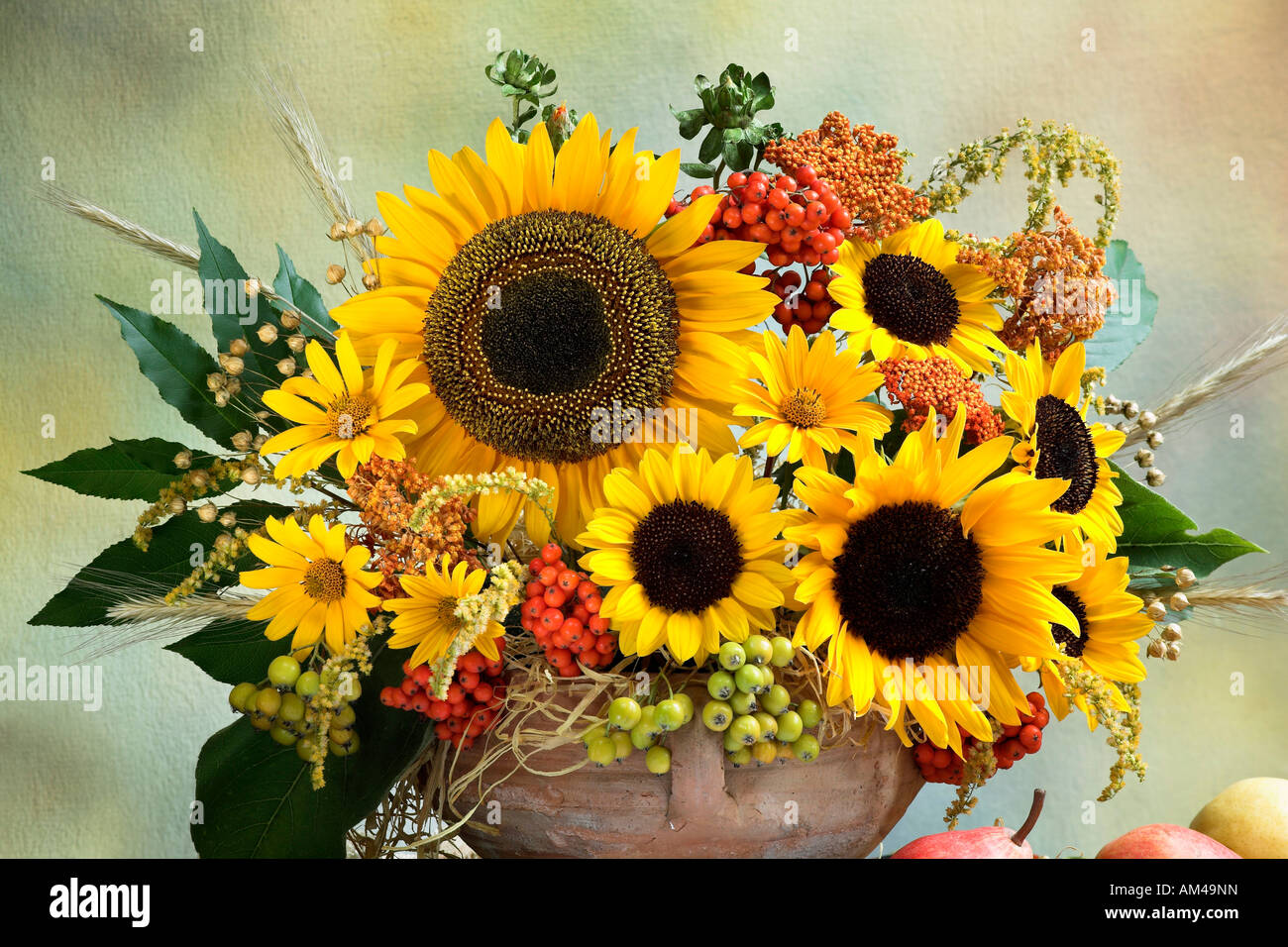 Studio disposti vicino mazzetto bouquet di girasoli in un cesto su uno sfondo color pastello Foto Stock