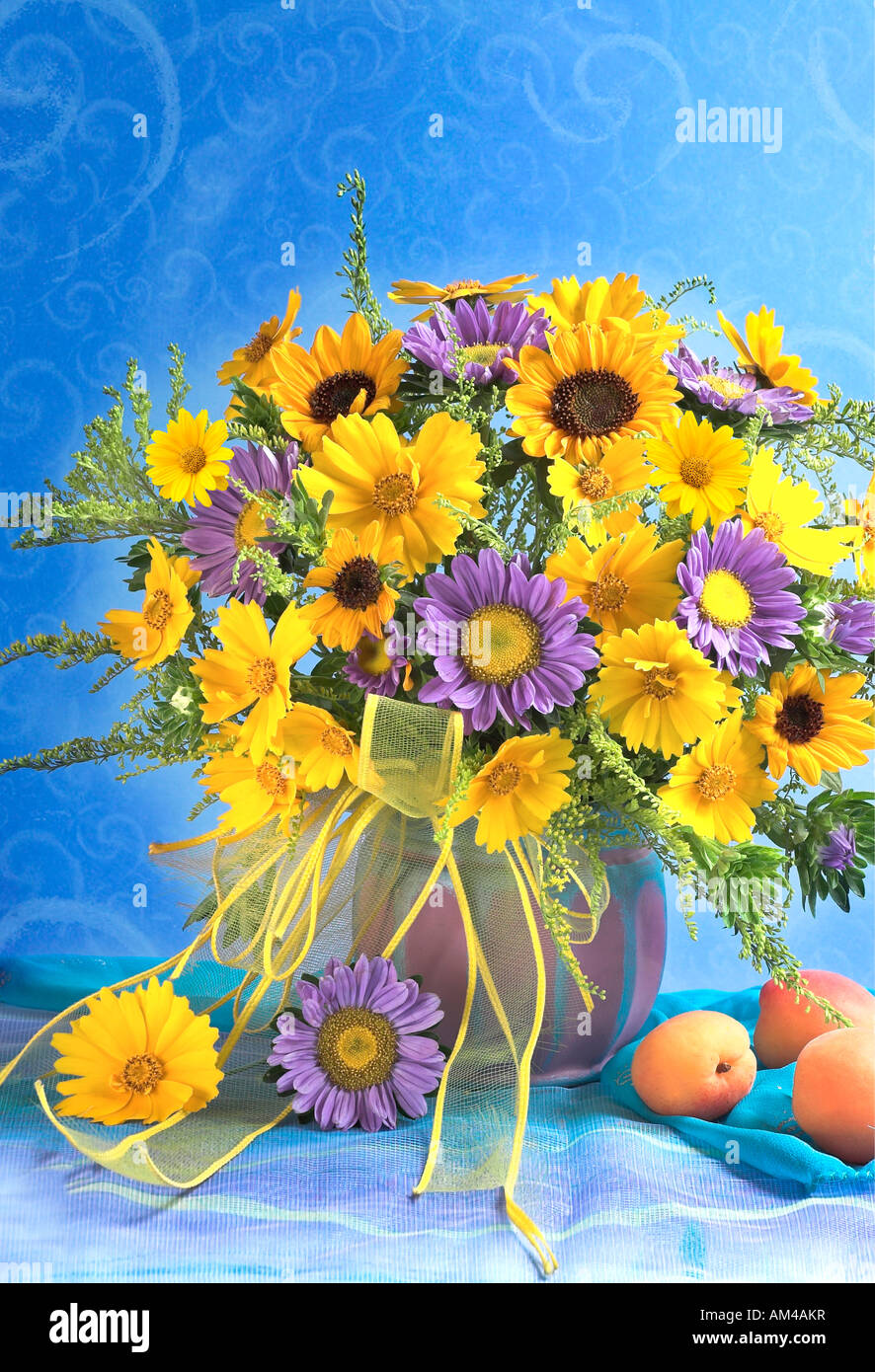 Studio disposti verticali mazzetto bouquet di giallo dei girasoli in un vaso su un pastello sfondo blu Foto Stock