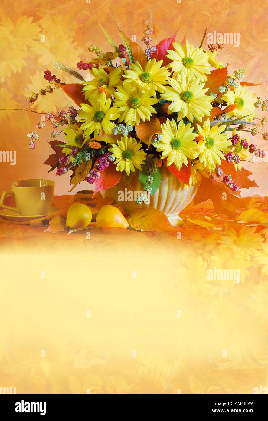 Studio disposti verticali mazzetto bouquet di fiori gialli in un vaso su uno sfondo color pastello Foto Stock
