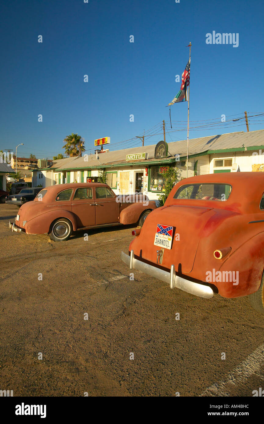 Vintage storico motel sulla vecchia strada 66 accoglie favorevolmente le vecchie autovetture e gli ospiti in Barstow California Foto Stock