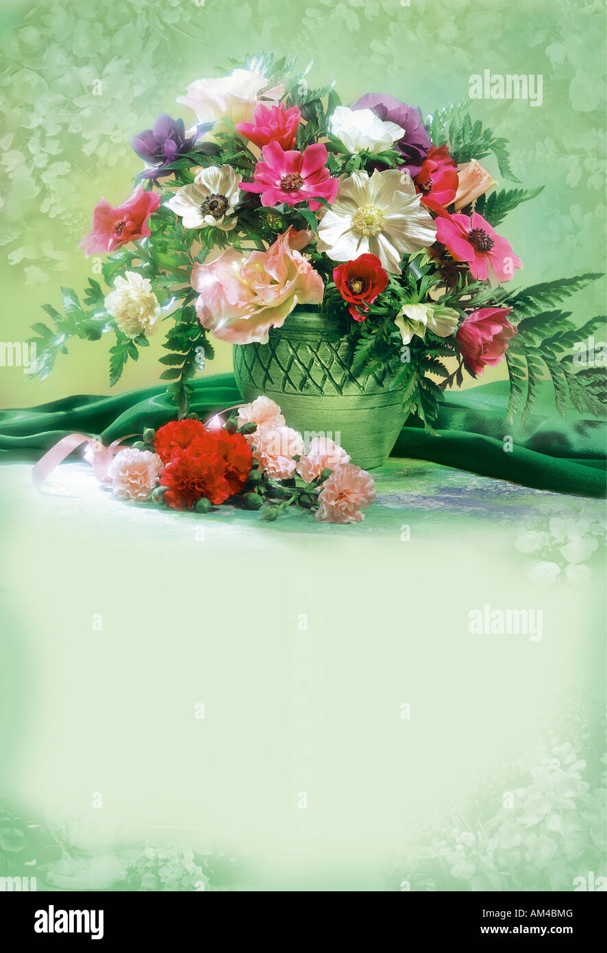 Studio disposti colorati mazzo bouquet di fioritura il bianco e il rosso di anemoni in un vaso su un pastello sfondo verde Foto Stock