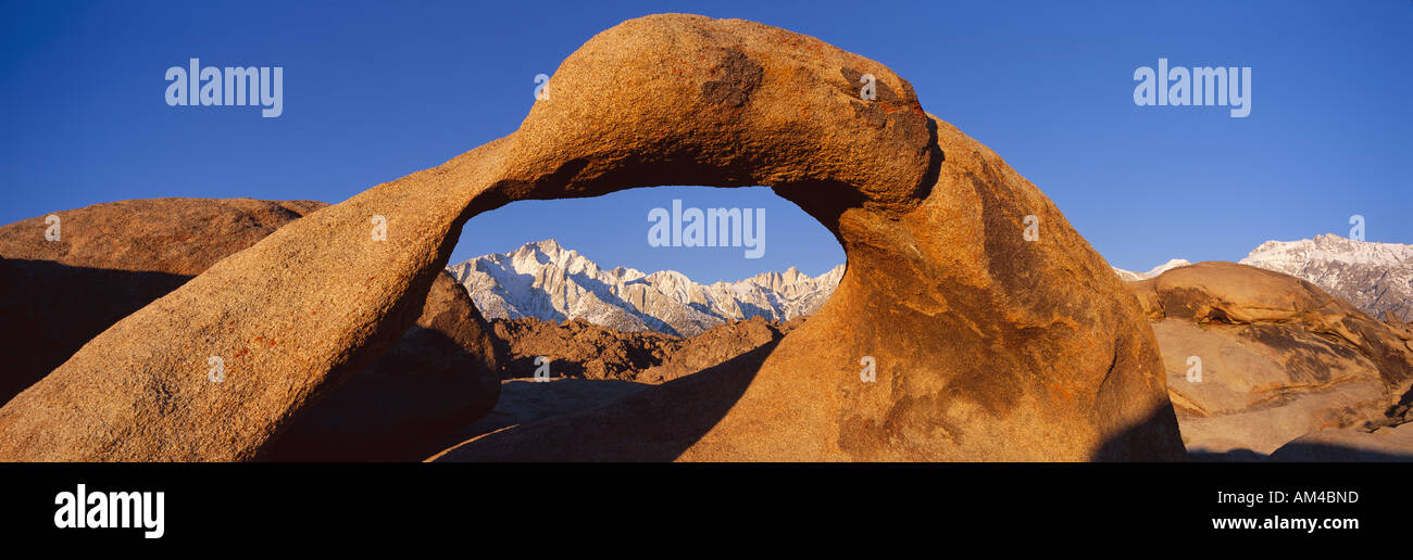 Vista panoramica del Monte Whitney inquadrata tramite Alabama Hills Arch in Alabama sulle colline vicino a Lone Pine California Foto Stock