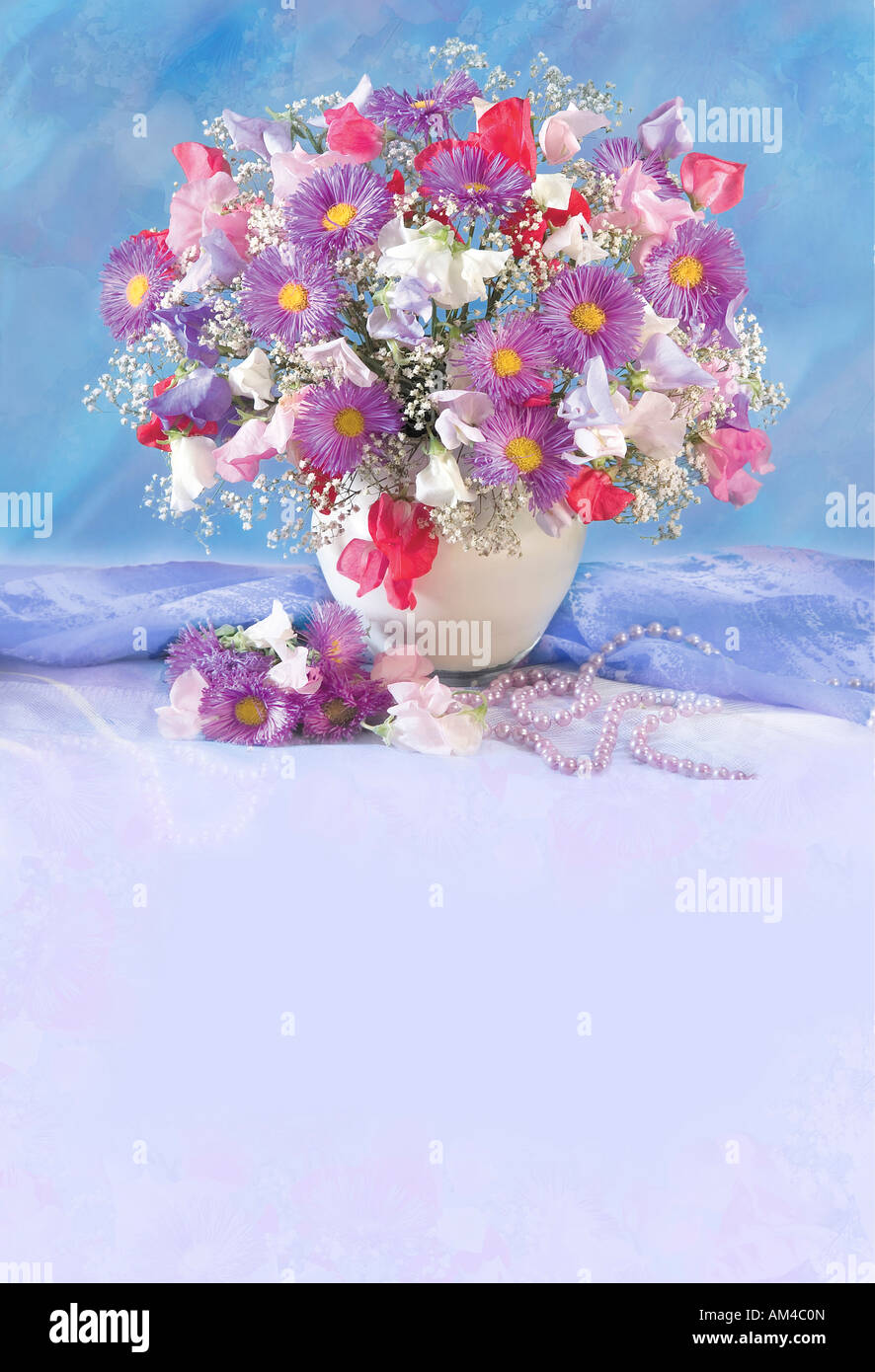 Studio disposti verticali colorati mazzo bouquet di primavera in fiore fiori in un vaso su un pastello sfondo blu Foto Stock