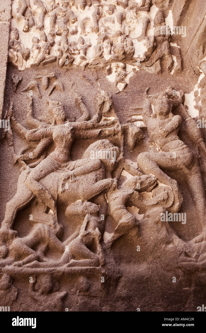 La statua della dea Durga scolpito in una grotta, Ellora, Aurangabad, Maharashtra, India Foto Stock