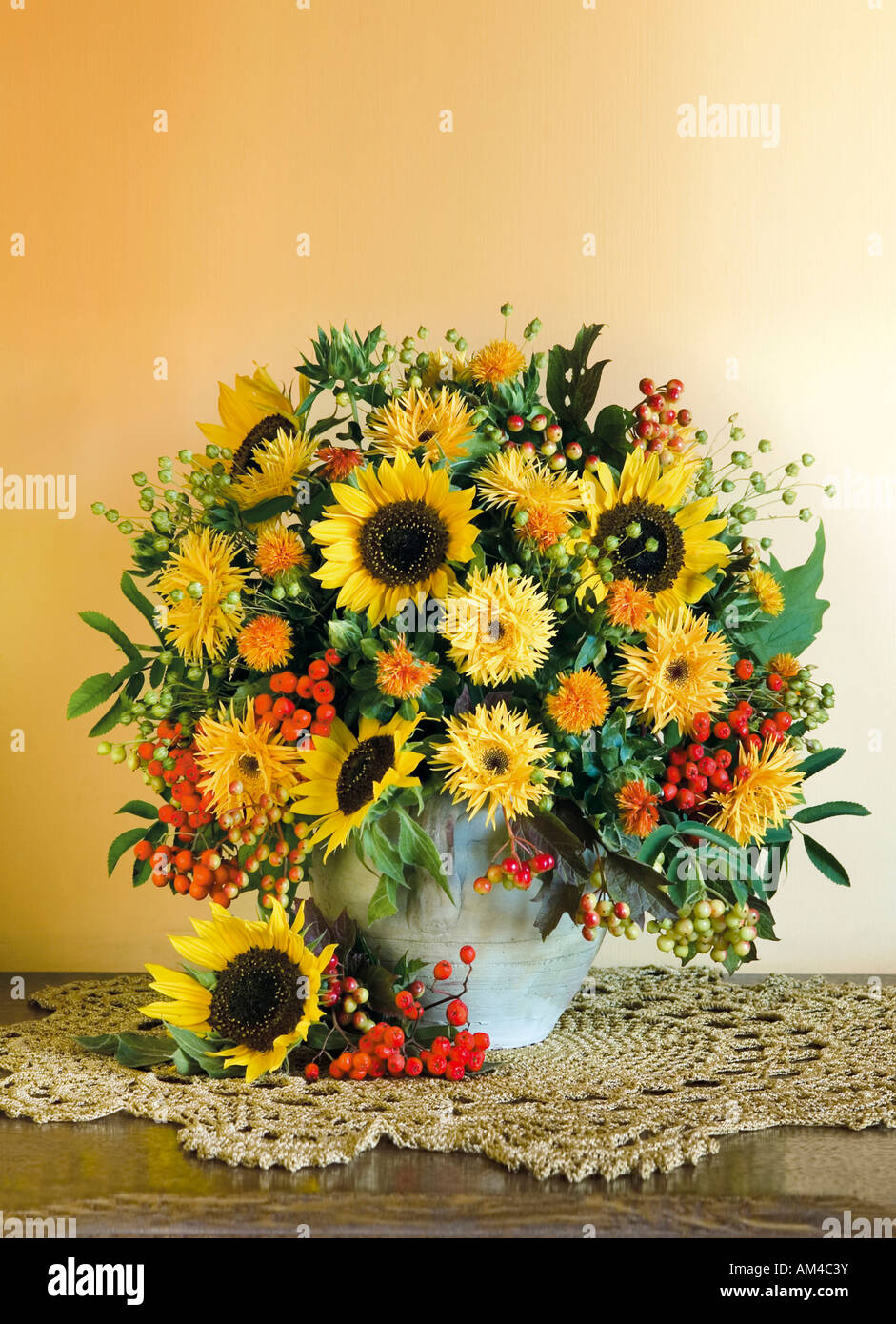 Studio disposti verticali colorate banco bouquet di girasoli in un vaso su un pastello Giallo sullo sfondo Foto Stock