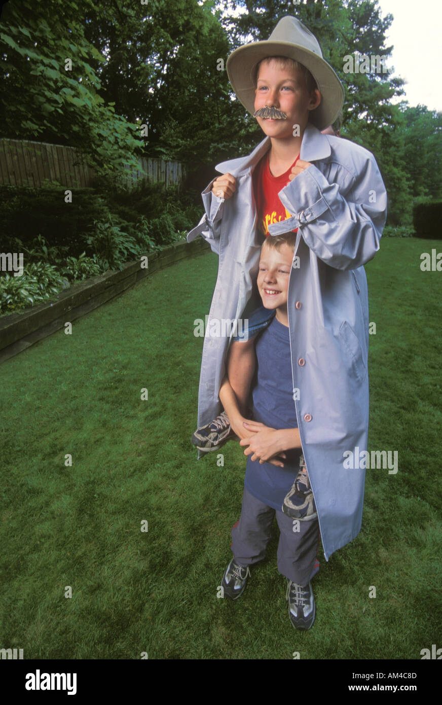 Due bambini vestire come un adulto Foto Stock