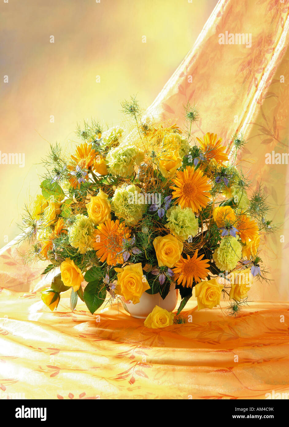 Studio disposti verticali mazzetto bouquet di fiori gialli in un vaso su uno sfondo color pastello Foto Stock