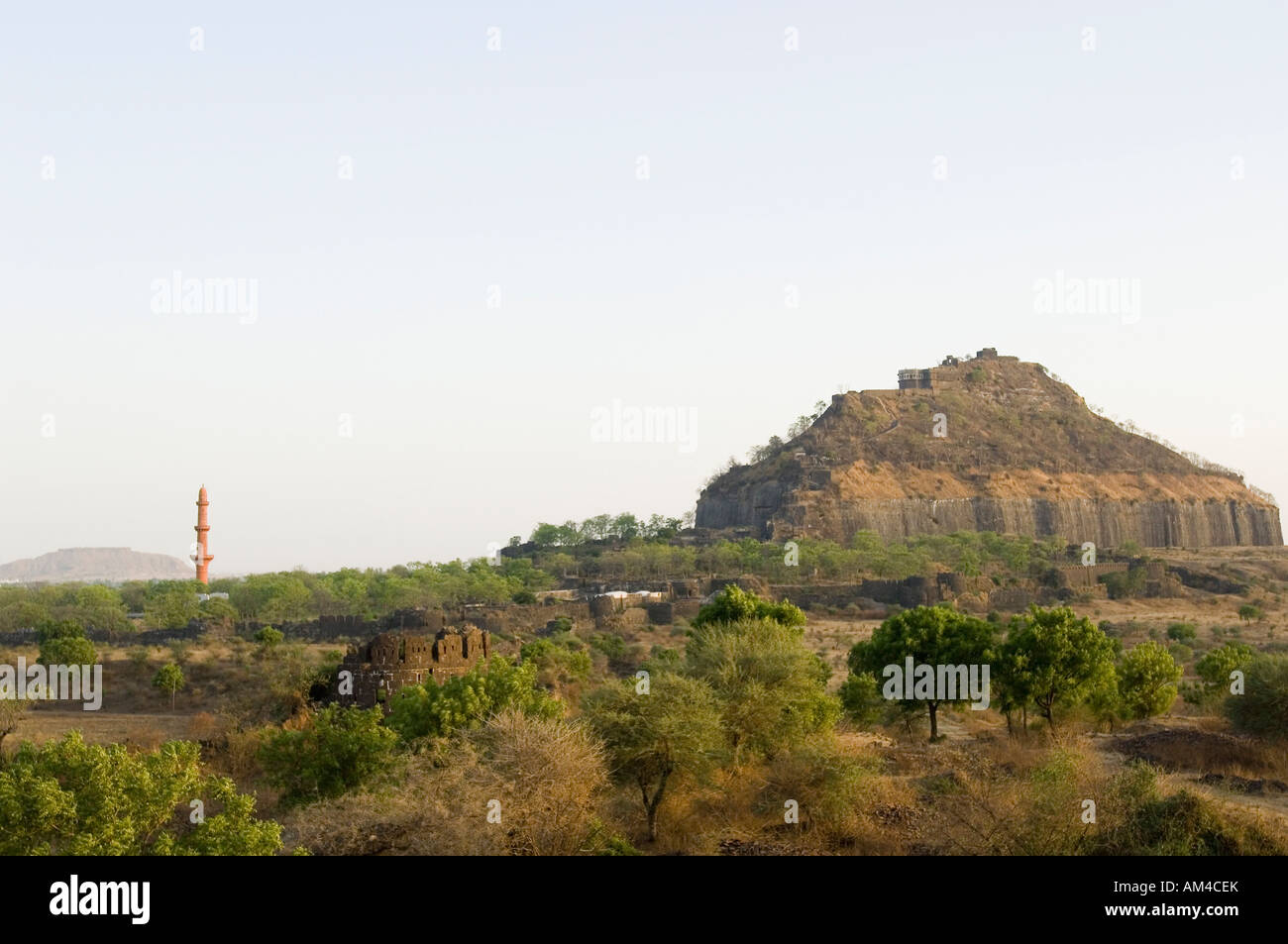 Minareto tra antiche rovine di una fortezza, Chand Minar, Daulatabad Fort, Daulatabad, Maharashtra, India Foto Stock