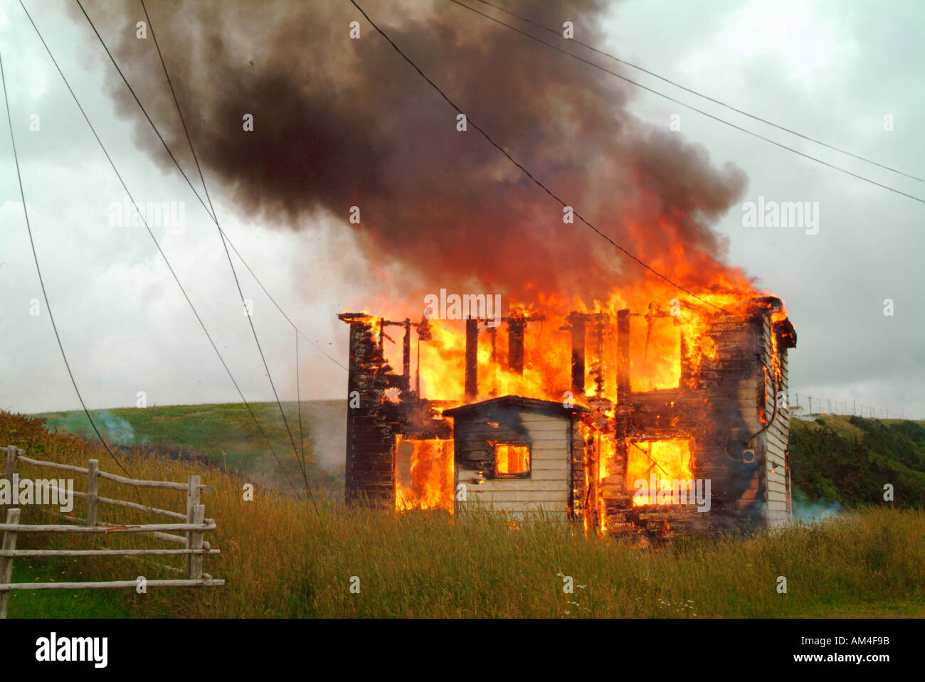 Una piccola casa bruciare al suolo da un incendio Foto Stock