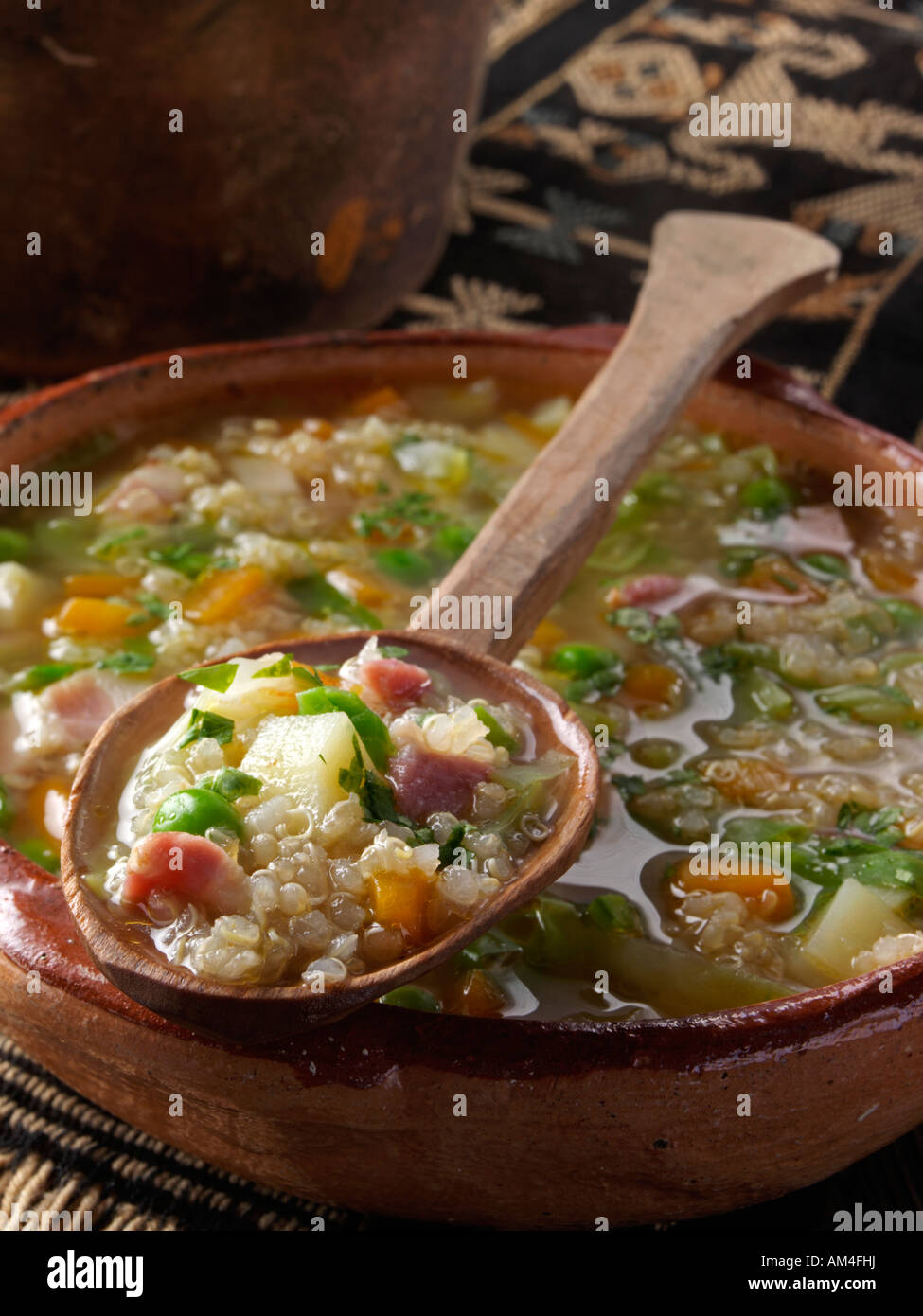 Una ciotola di zuppa di quinoa con cucchiaio cibo editoriale Foto Stock