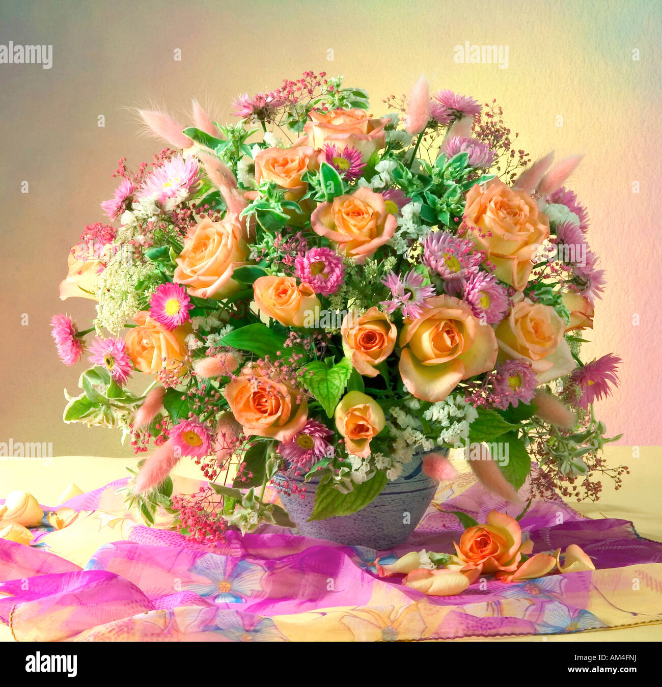 Studio disposti colorati mazzo bouquet di rose di colore giallo in un vaso su uno sfondo color pastello Foto Stock