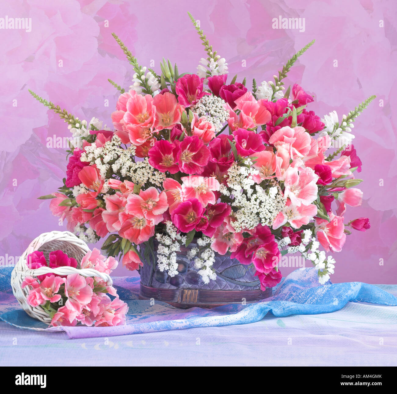 Studio disposti mazzetto bouquet di bianco rosso e rosa anemoni fiori nel cesto su un blu violetto sfondo pastello Foto Stock