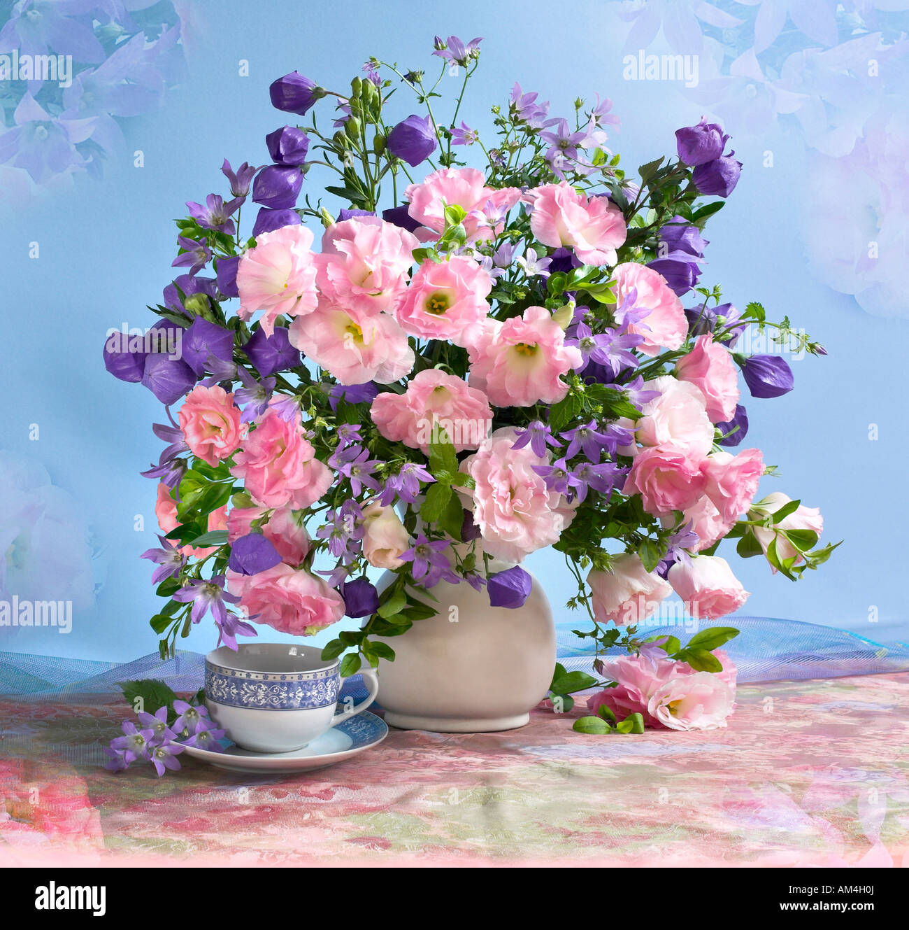 Studio disposti colorati mazzo bouquet di fioritura di Anemoni rosa fiori in un vaso su un pastello blu sullo sfondo Foto Stock