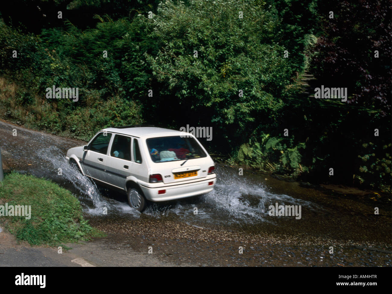 Somerset Inghilterra Winsford Rover 100 passando attraverso la Ford Foto Stock