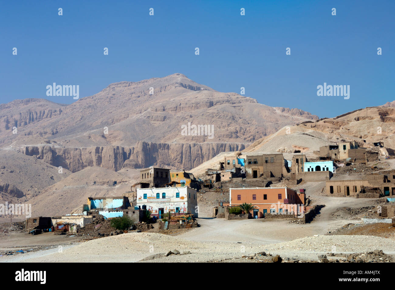 Fatiscenti case disabitate in attesa di essere demolito di archeologia Valle dei Re Egitto Nord Africa Foto Stock