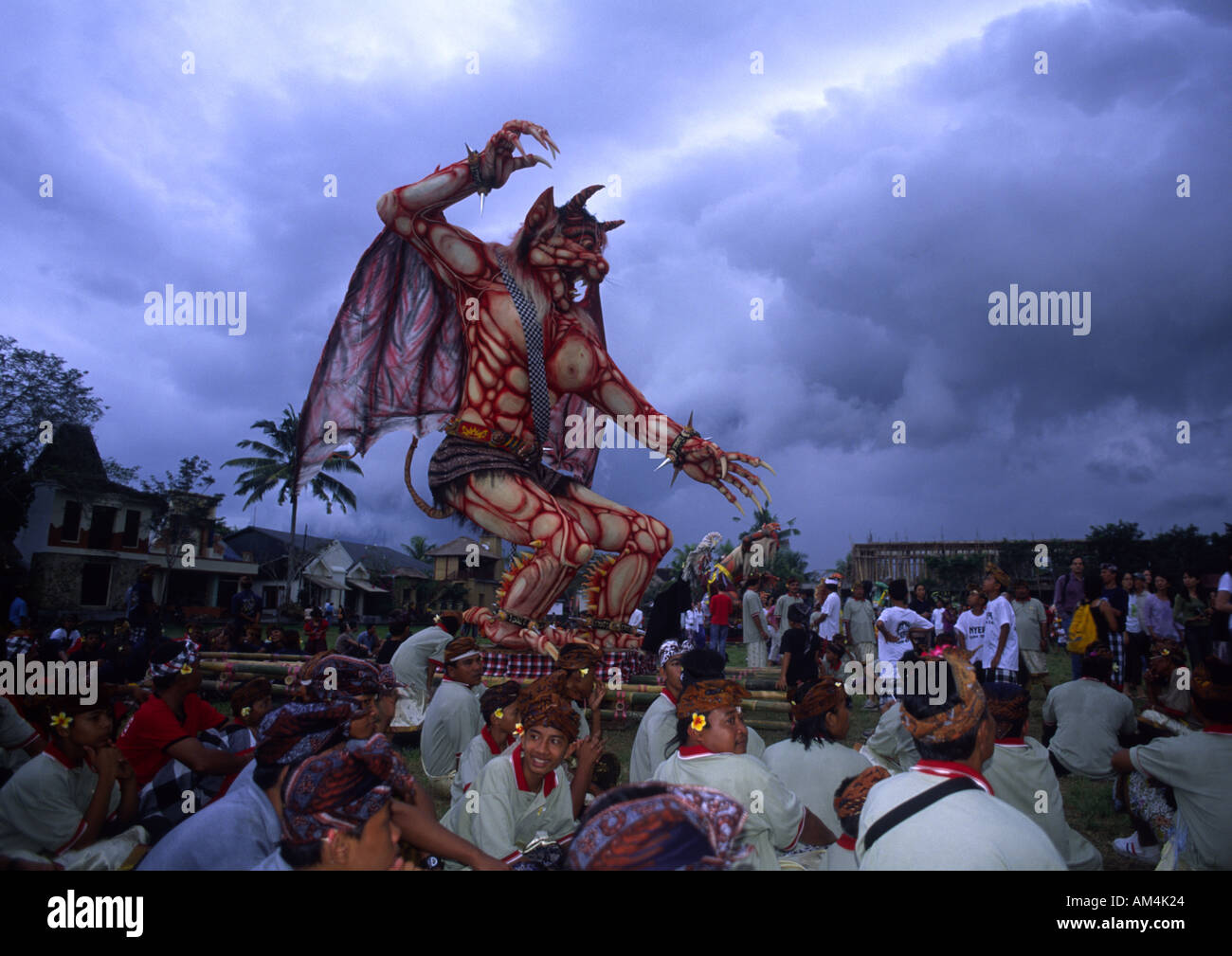 Ogoh ogho in un parco sulla Monkey Forest Road alla vigilia del Nyepi Bali Ubud Foto Stock