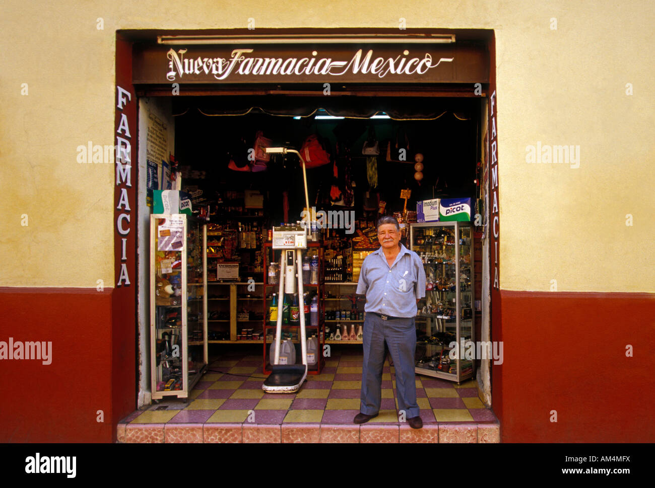 Uomo messicano, il proprietario del negozio, farmacia, nueva farmacia, farmacia, Calle Macedenio Alcala, Macedenio Calle Alcala, Oaxaca de Juarez, Stato di Oaxaca, Messico Foto Stock