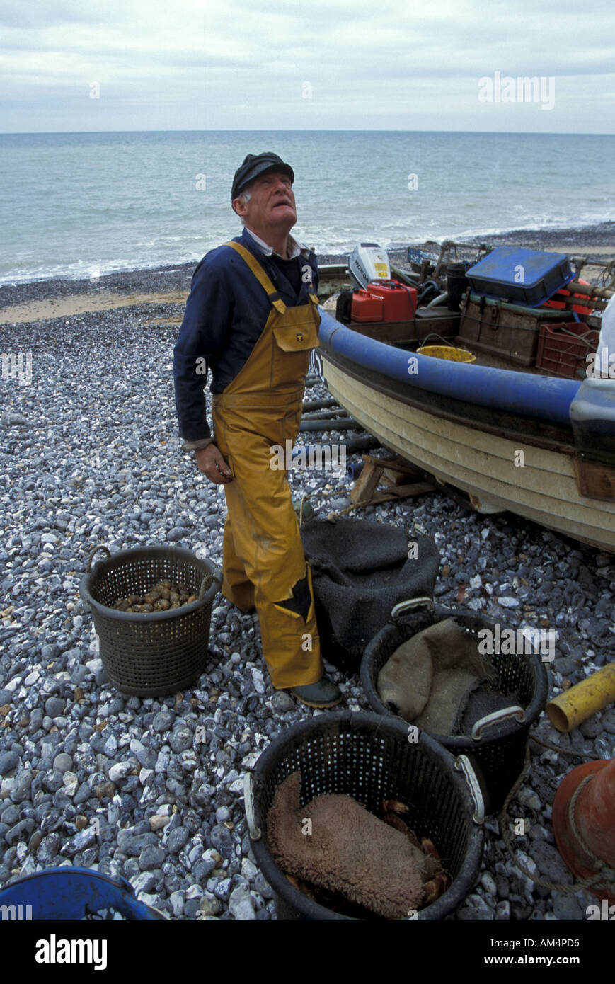 Increspature e granchio pescatore con la sua cattura a Birling Gap in East Sussex England Foto Stock