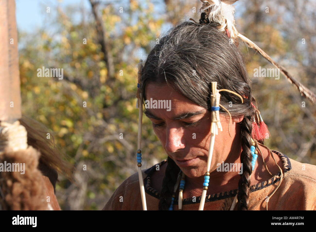 Un Native American Indian man tenendo una lancia Foto Stock