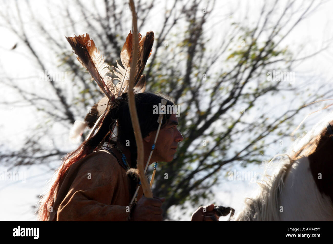 Un Native American Indian uomo siting bareback su un cavallo veloce su Prairie del Dakota del Sud Foto Stock