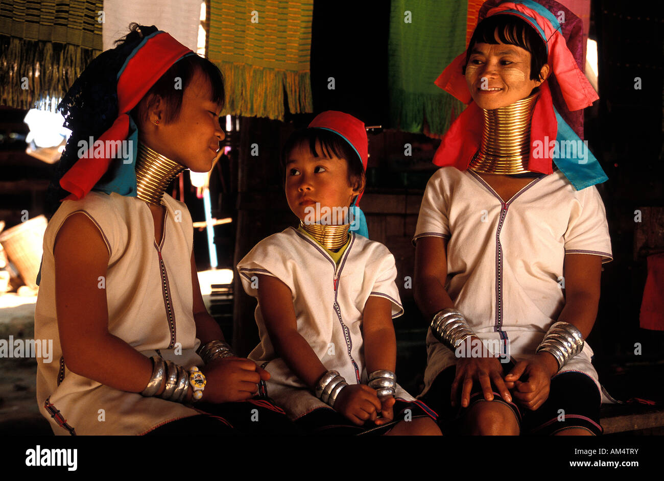 Thailandia, Mae Hong Song, Karen gruppo etnico, donna e bambina con un lungo collo o Donne Giraffa Foto Stock