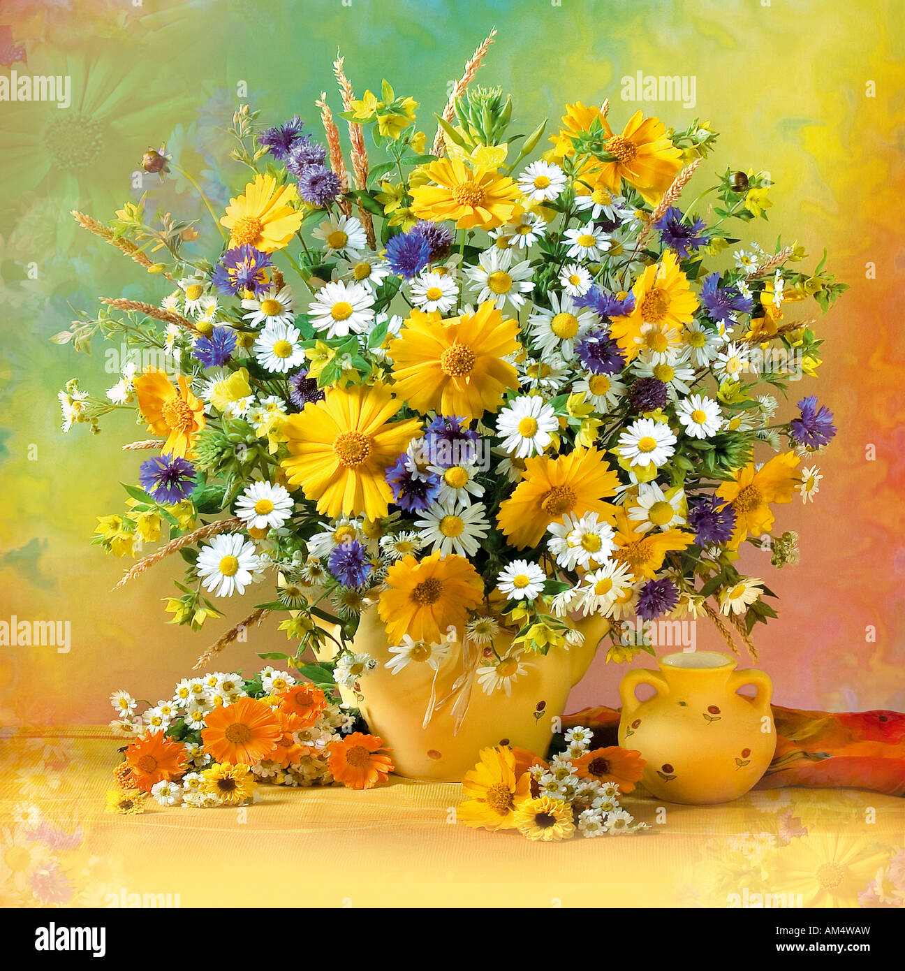 Studio disposta la molla mazzetto bouquet di fiori di camomilla in vaso su un verde pastello sfondo giallo Foto Stock