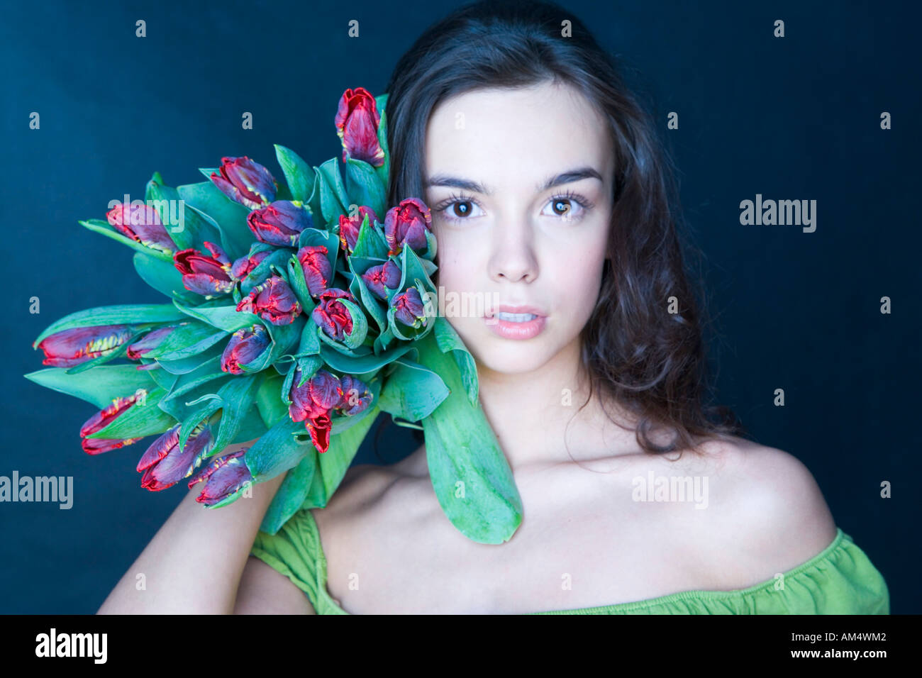 Giovane donna con banco di tulipani Foto Stock