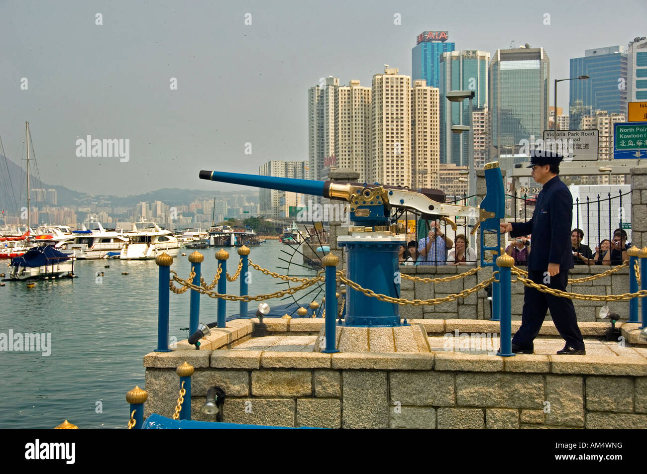 La cottura del Mezzodì pistola, la Causeway Bay di Hong Kong Island, Hong Kong, Cina, Asia Foto Stock