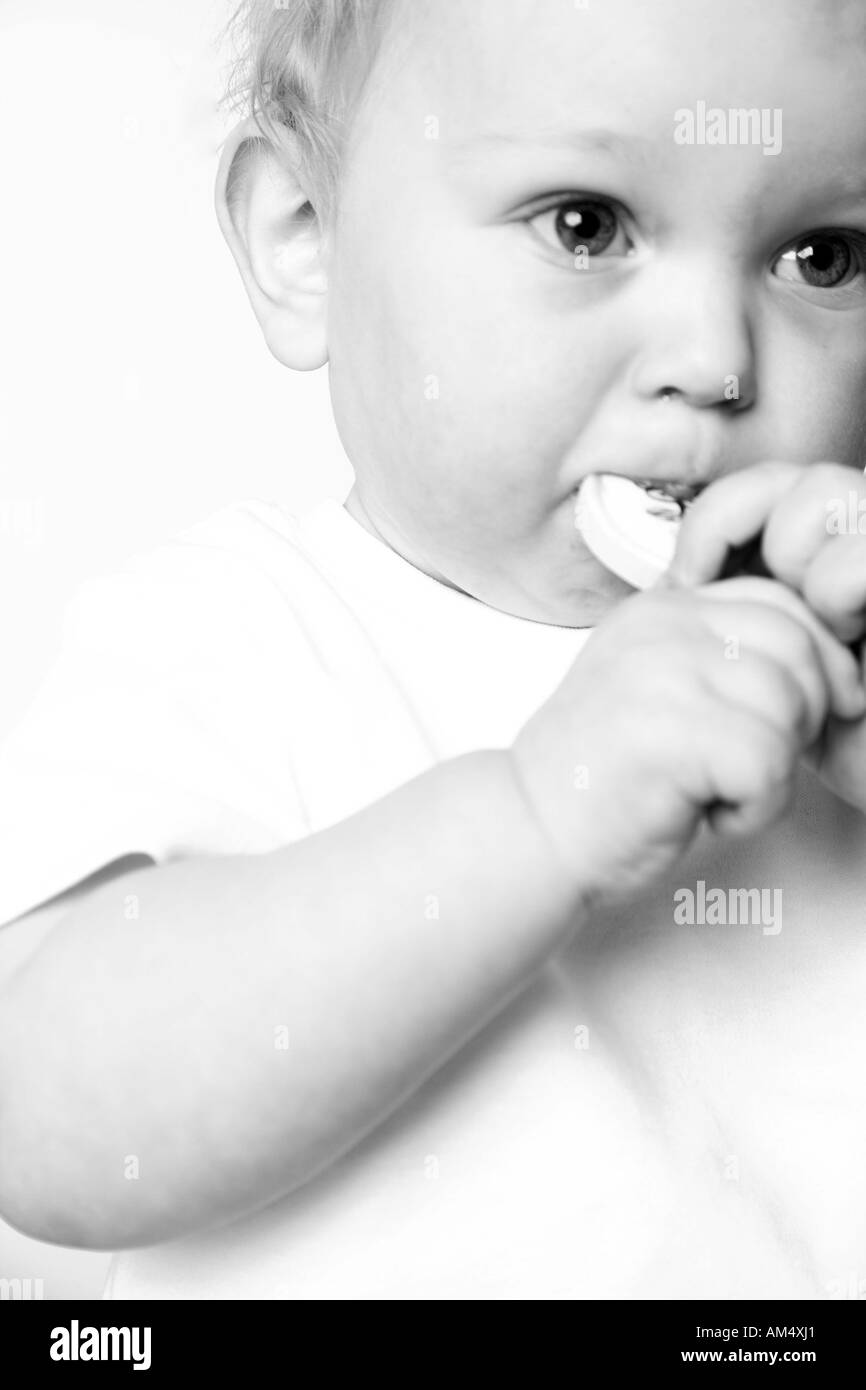 Baby mangiare lecca-lecca Foto Stock