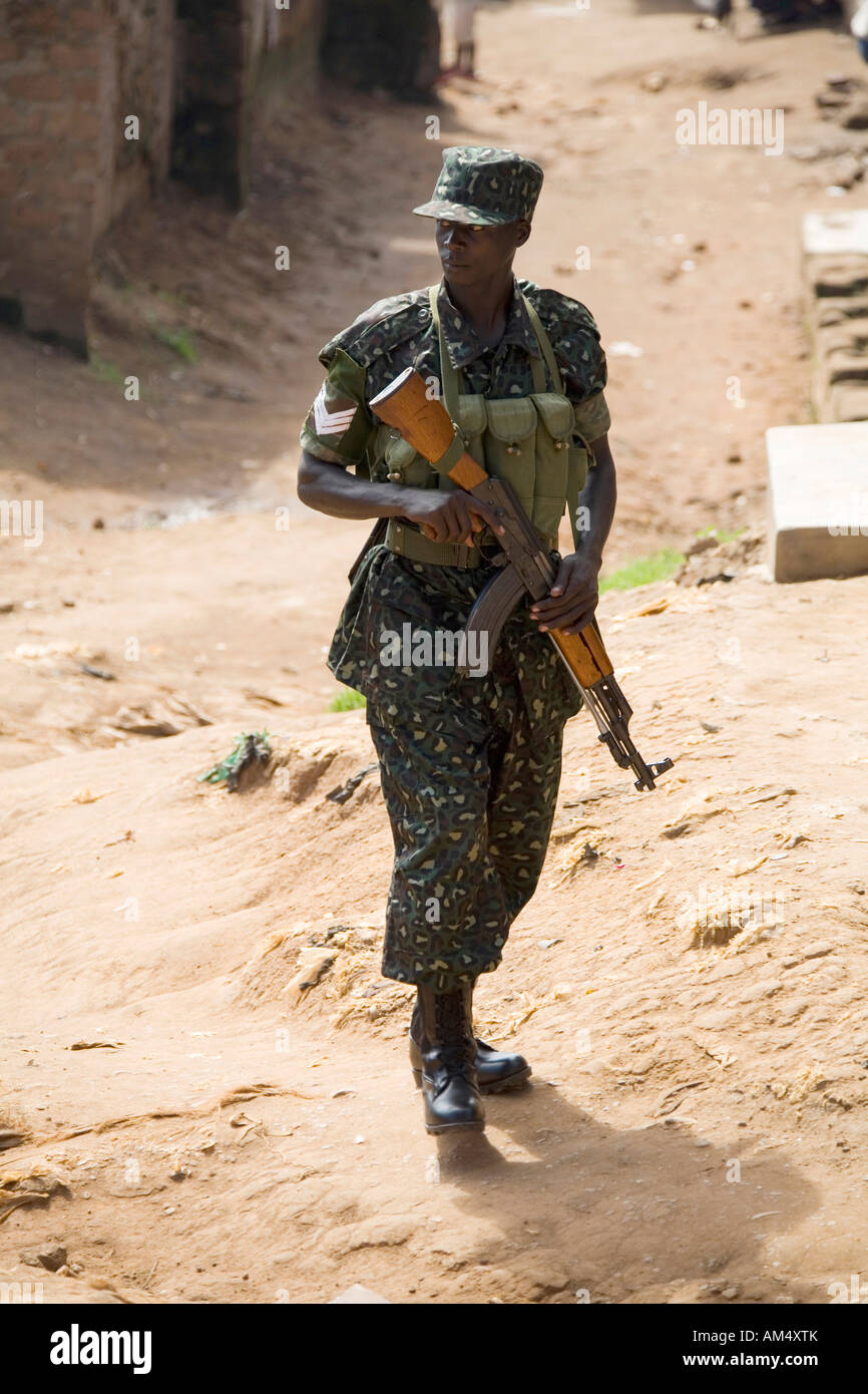 Ugangan pattuglia armata di una baraccopoli alla periferia della capitale Kampala Foto Stock