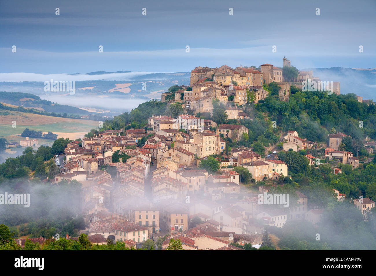 La Bastide hill top città di Cordes sur Ciel è avvolta nella nebbia all'alba Midi Pyrénées Francia NR Foto Stock La Bastide hill top città di Cordes sur Ciel è avvolta nella nebbia all'alba Midi Pyrénées Francia NR Foto Stock