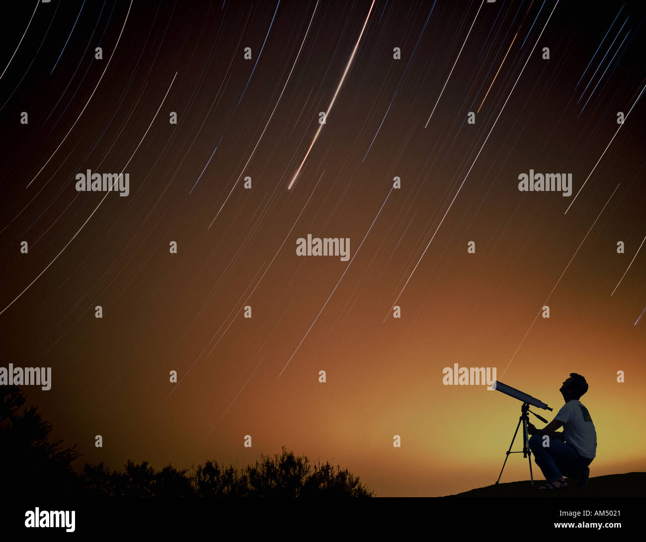 Uomo con telescopio a guardare le stelle di notte nel suo cortile Foto Stock