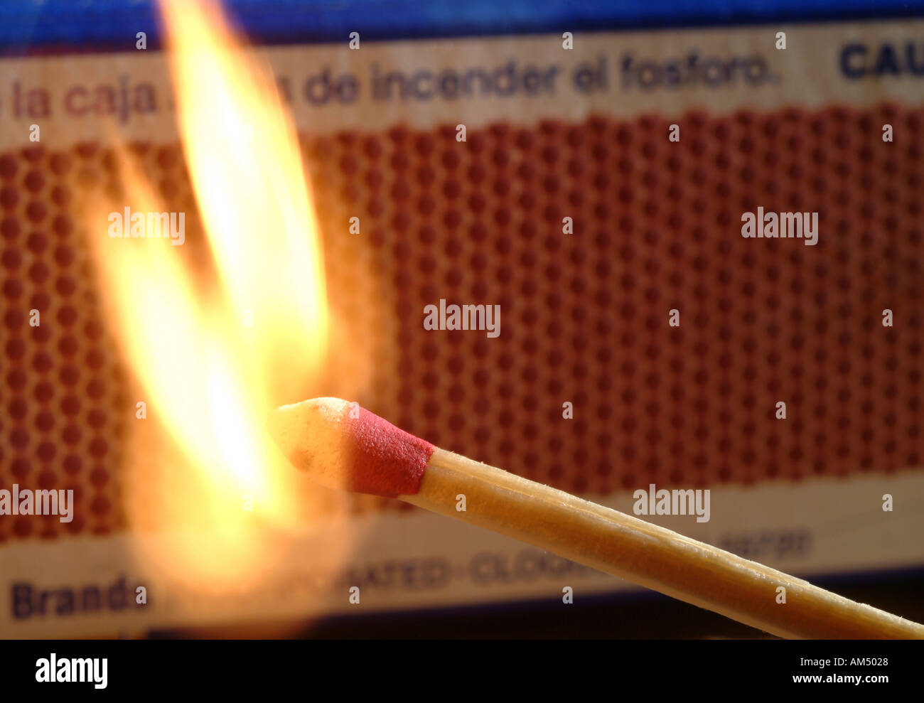 Una partita di legno in accensione fiamma contro il listello di riscontro sulla scatola. Foto Stock