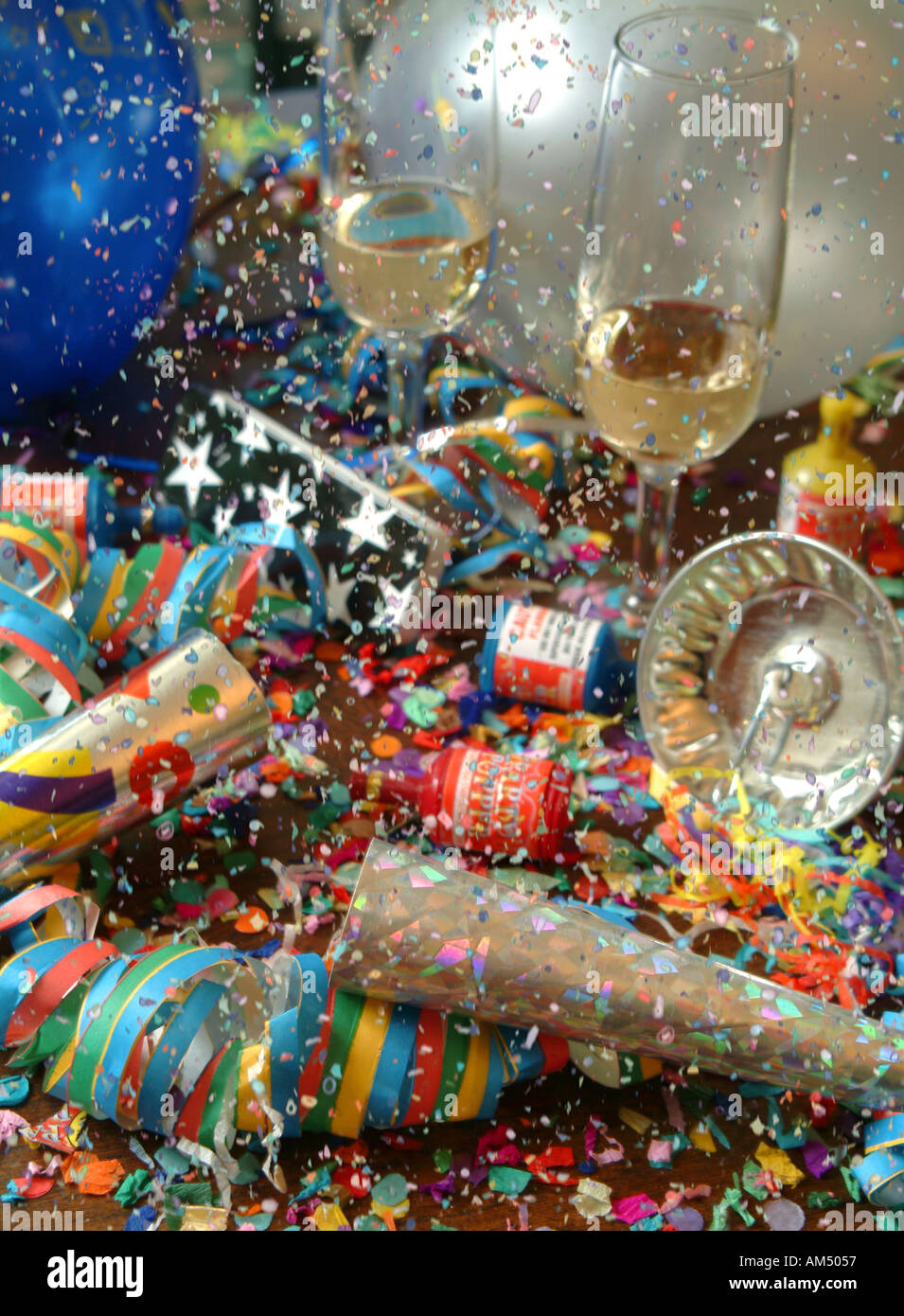 Un selvaggio cenone di capodanno con ballo che mostra i confetti battenti, corna, rumore maker palloncini stelle filanti e champagne. Foto Stock