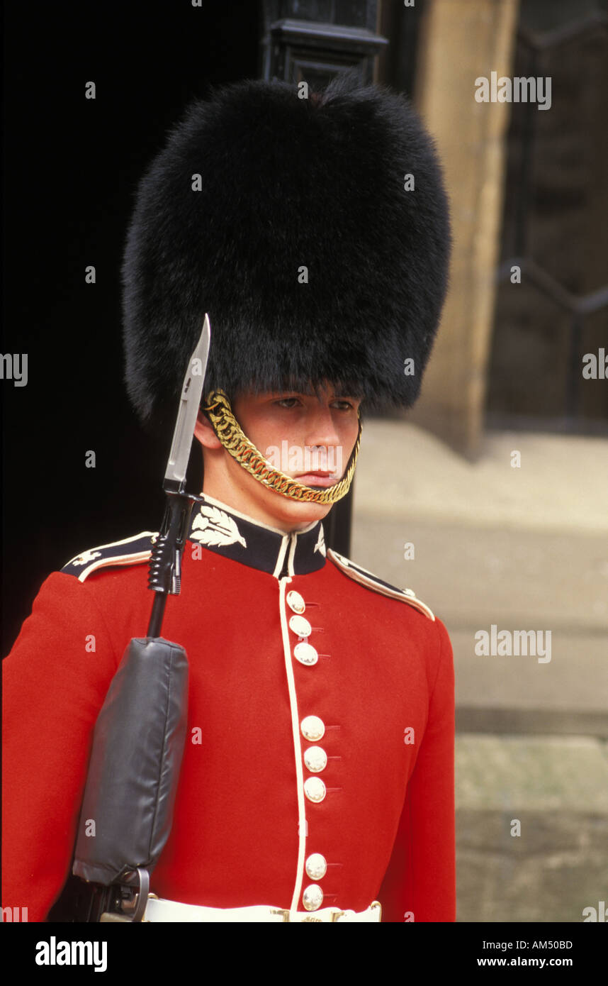 Londra Inghilterra palace guardia in costume tradizionale o uniforme del  mantello rosso e nero cappello di pelliccia Foto stock - Alamy