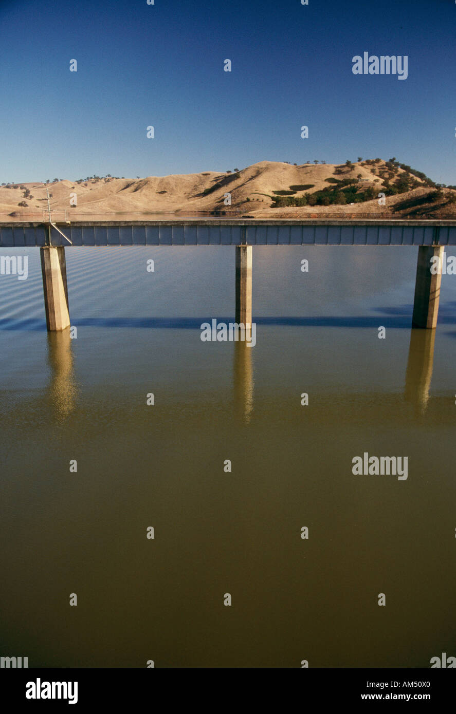 Il lago di Eildon vicino a piena capacità 1990 Bonnie Doon NE Victoria Australia verticale Foto Stock