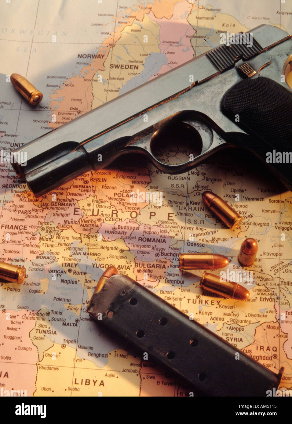 Pistola automatica e proiettili sulla mappa di Europa Foto Stock