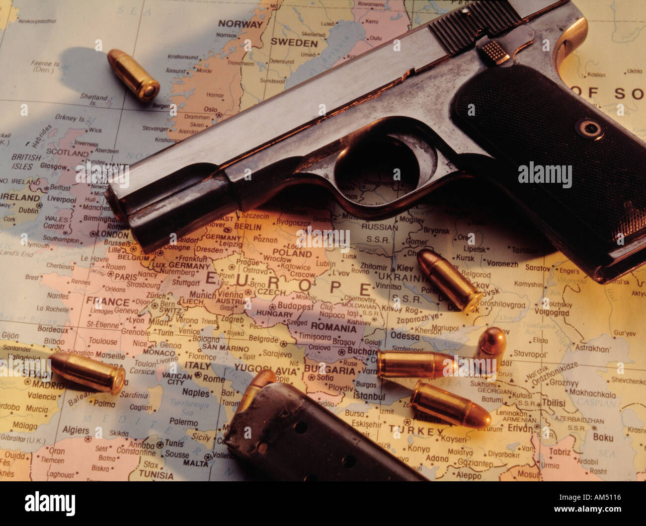 Pistola automatica e proiettili sulla mappa di Europa Foto Stock