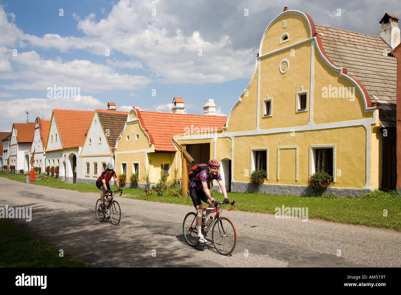 I ciclisti e architettura barocca di Holasovice Bohemia Repubblica Ceca Foto Stock