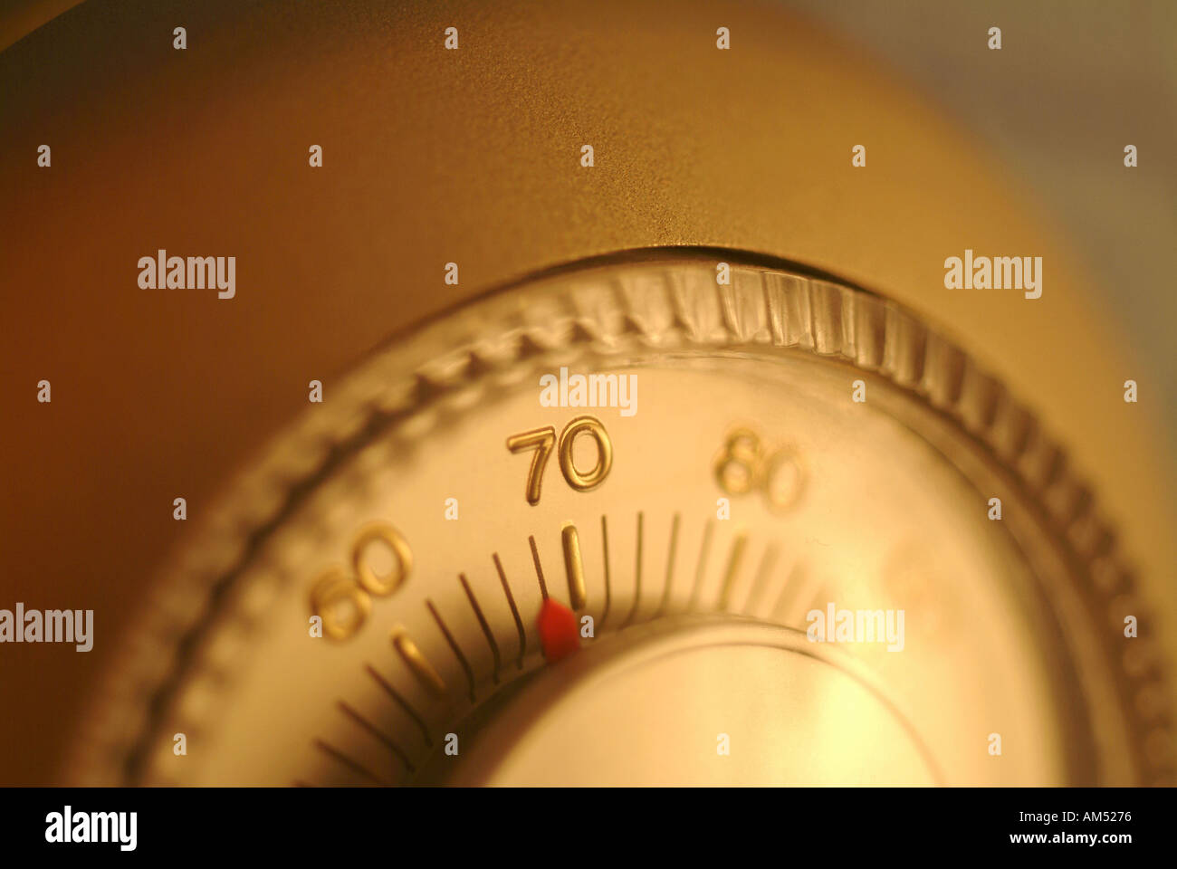 Una casa di termostato regolato a 68 gradi di close-up. Foto Stock